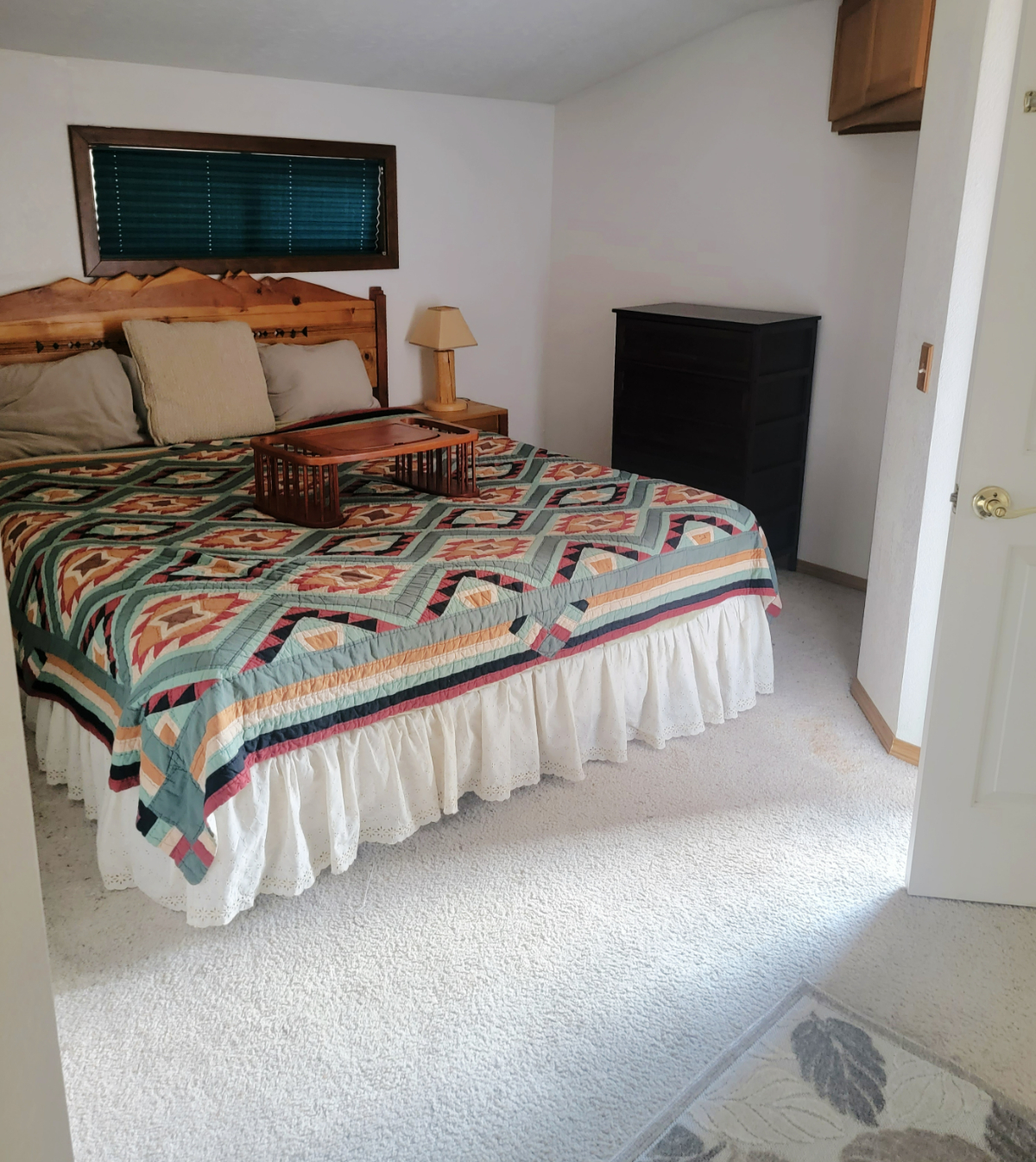 King bed Upstairs 2 room suite with all utilities, 1 BR, 400 sq ft - Photo 1