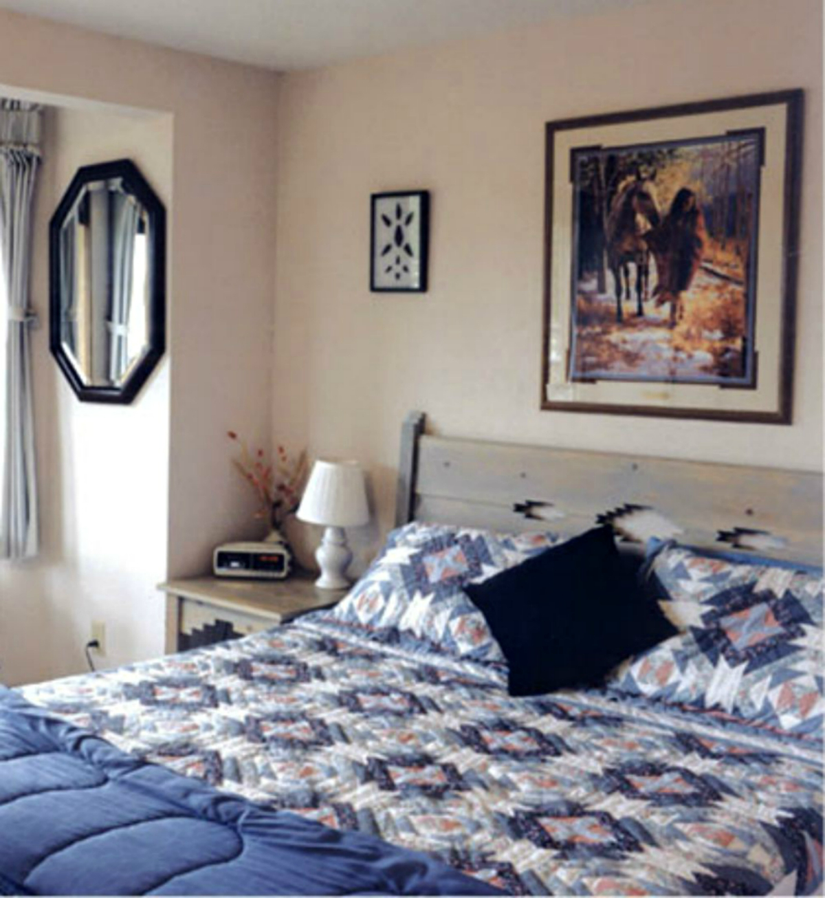 King bed Upstairs 2 room suite with all utilities, 1 BR, 400 sq ft - Photo 1