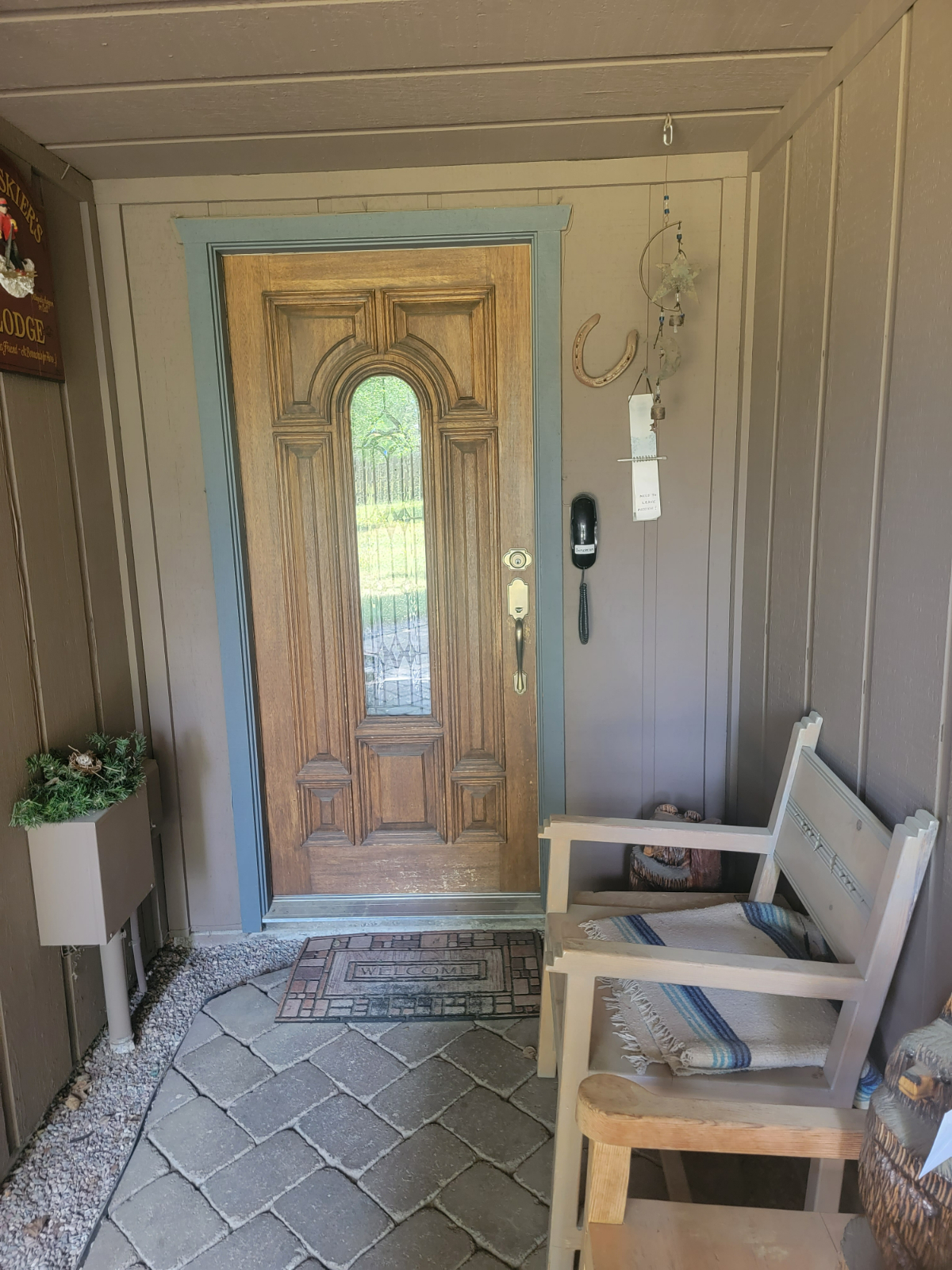 King bed Upstairs 2 room suite with all utilities, 1 BR, 400 sq ft - Photo 3