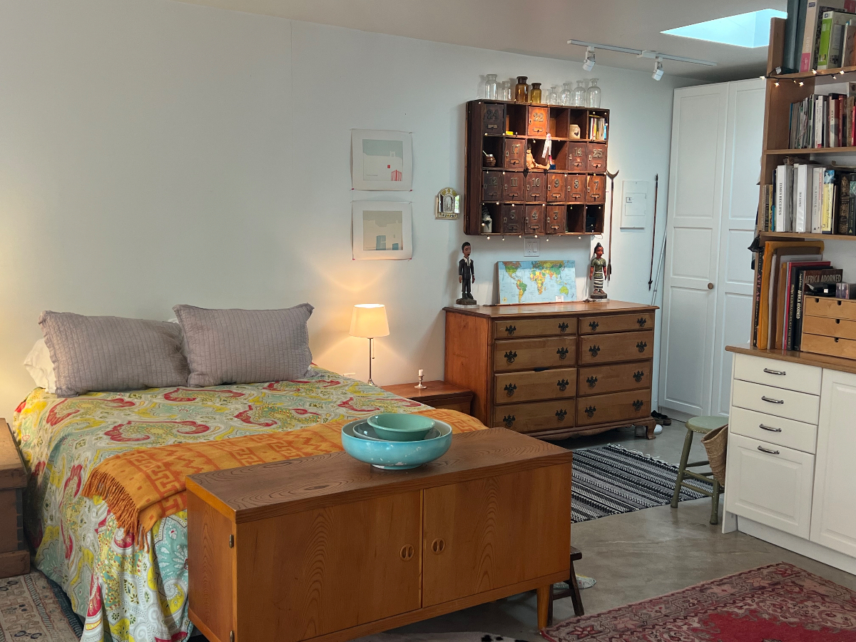 Peaceful studio on the westsdie of Los Angeles: Fully Furnished Studio with private entrance and peaceful outdoor patio! - Photo 4