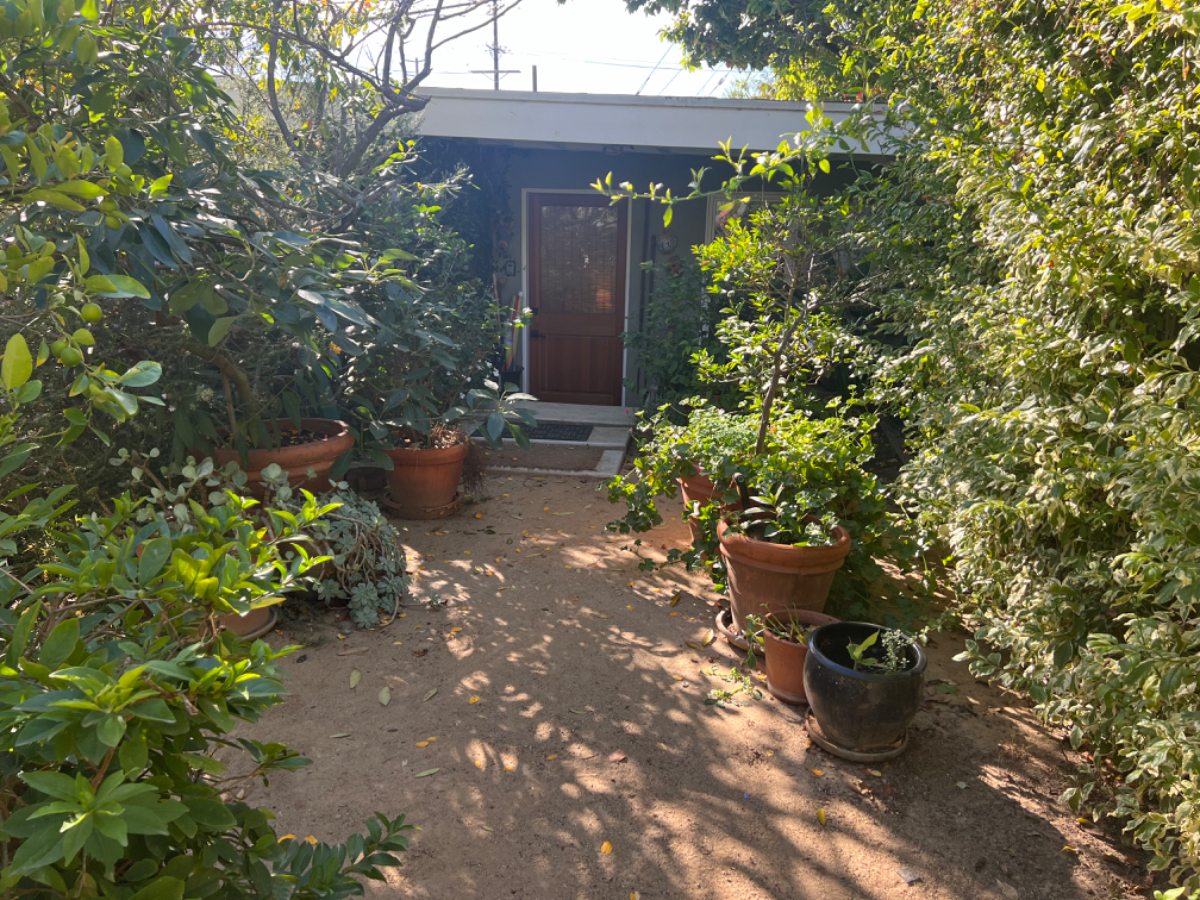 Peaceful studio on the westsdie of Los Angeles: Fully Furnished Studio with private entrance and peaceful outdoor patio! - Photo 2