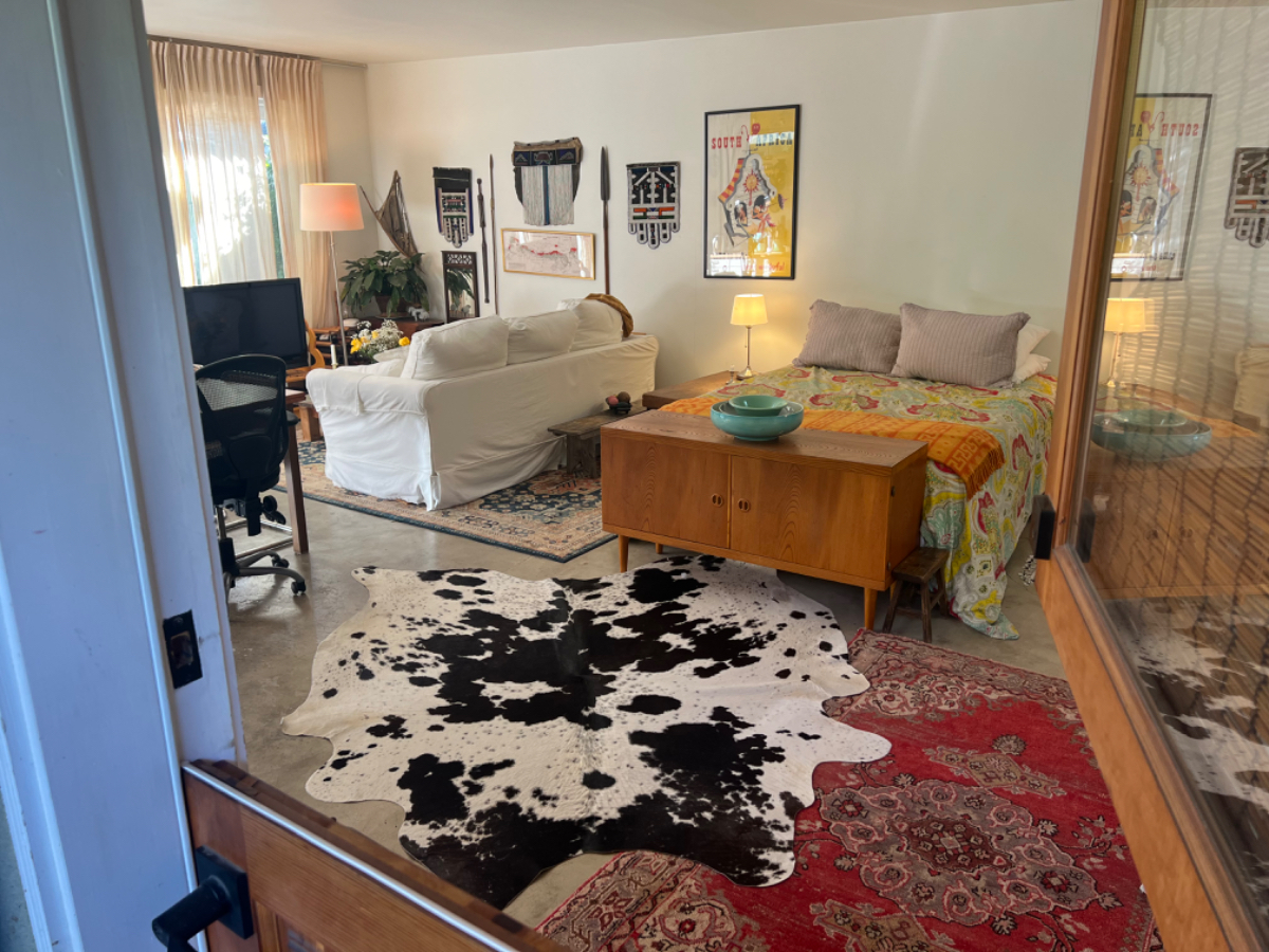Peaceful studio on the westsdie of Los Angeles: Fully Furnished Studio with private entrance and peaceful outdoor patio! - Photo 3