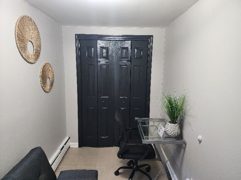 Beautiful two bedroom. With Wash and Fold services included Free - Photo 9
