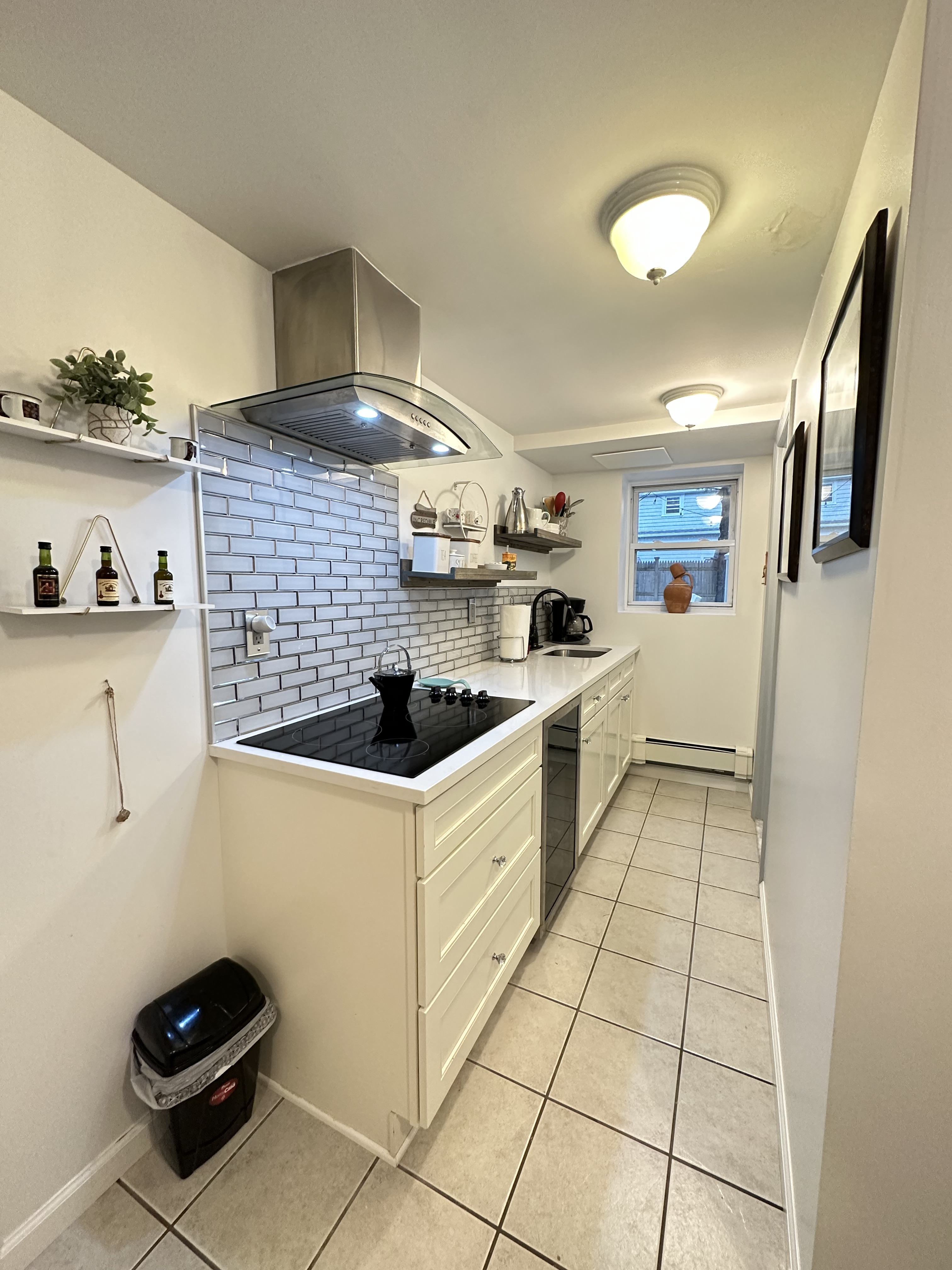 Residential 1 bedroom w beautiful outdoor space, 5 minutes to train station - Photo 8