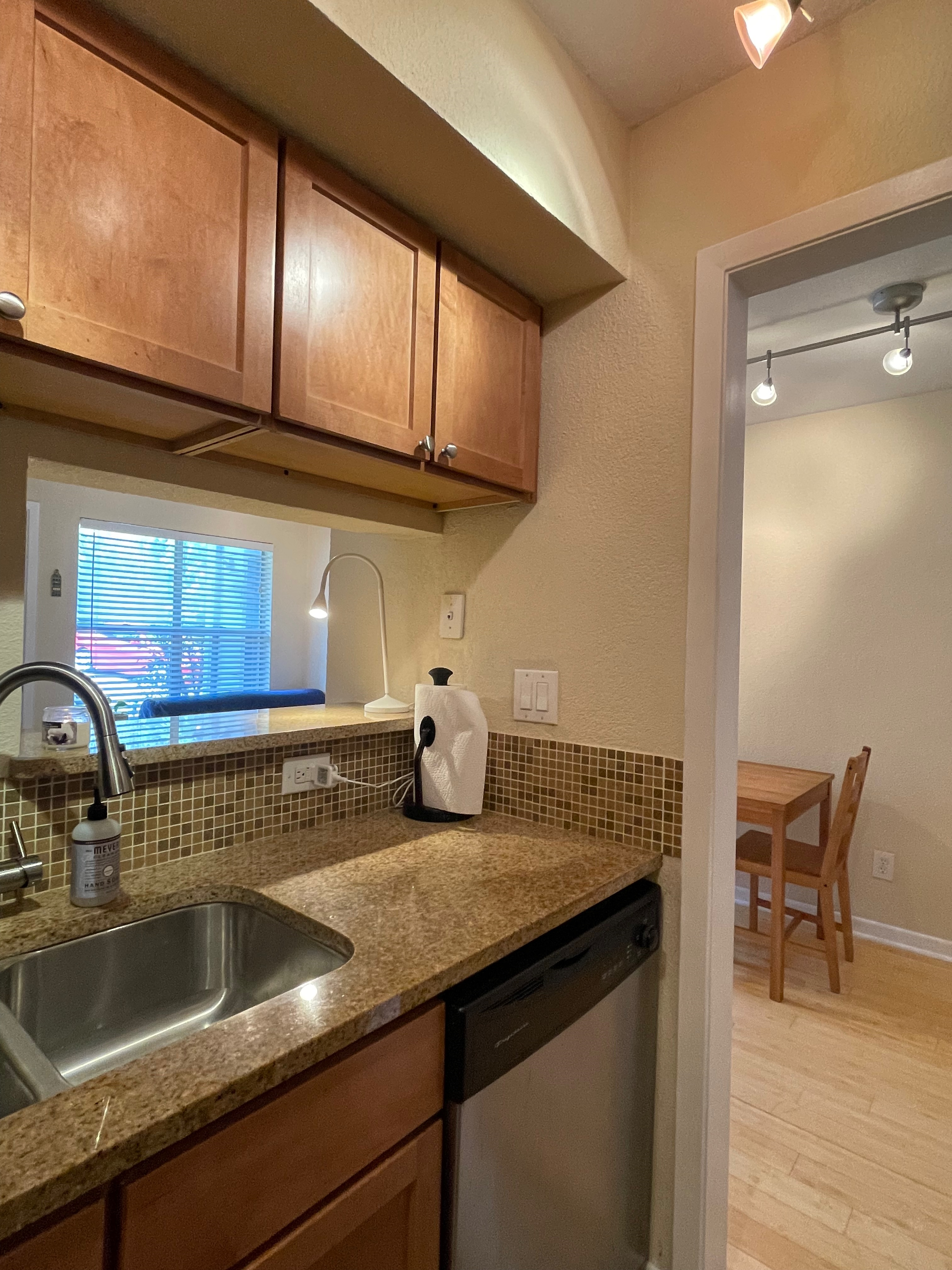 Cute 1 bedroom in Prime South Austin location - Photo 2