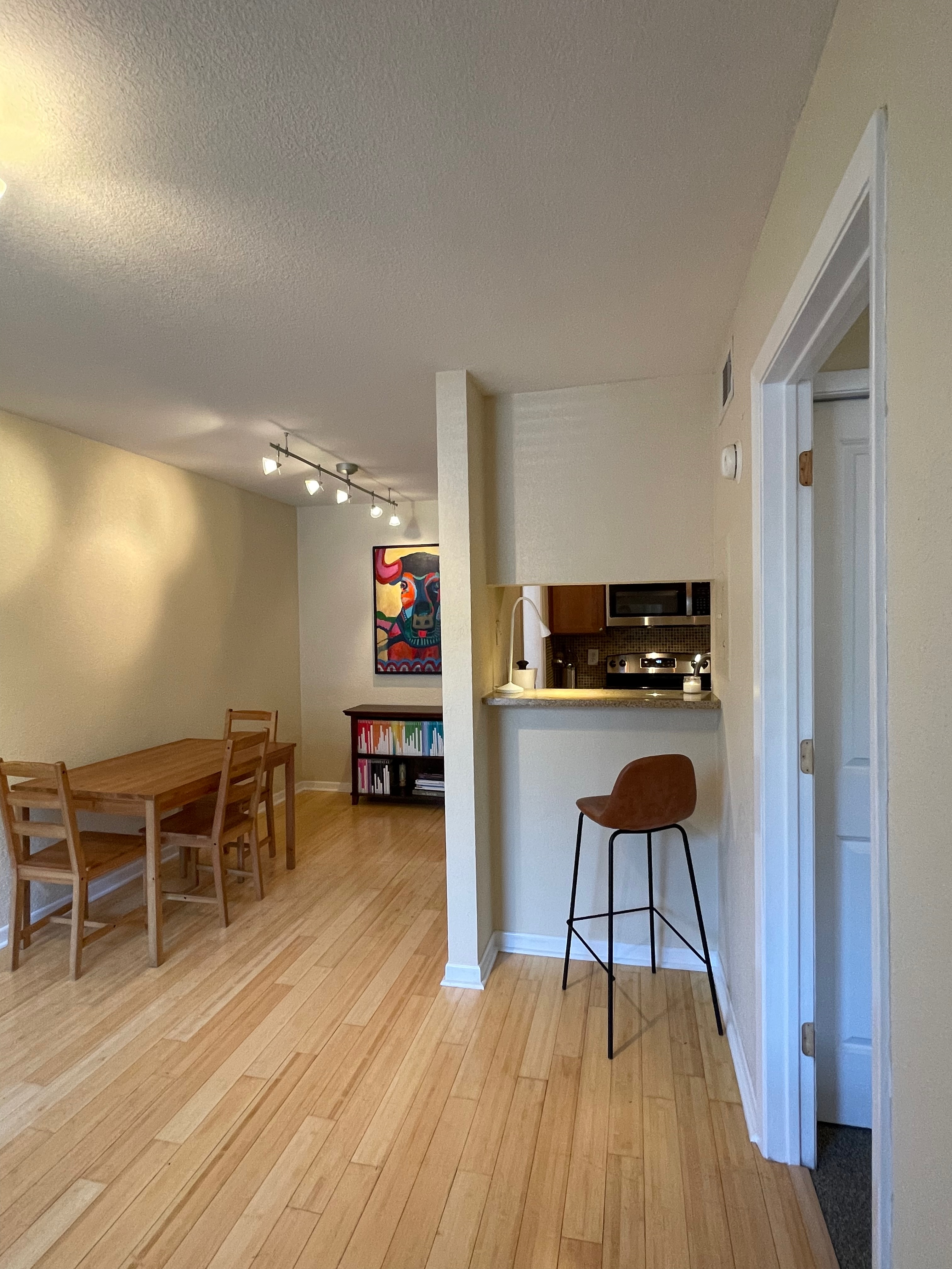 Cute 1 bedroom in Prime South Austin location - Photo 4