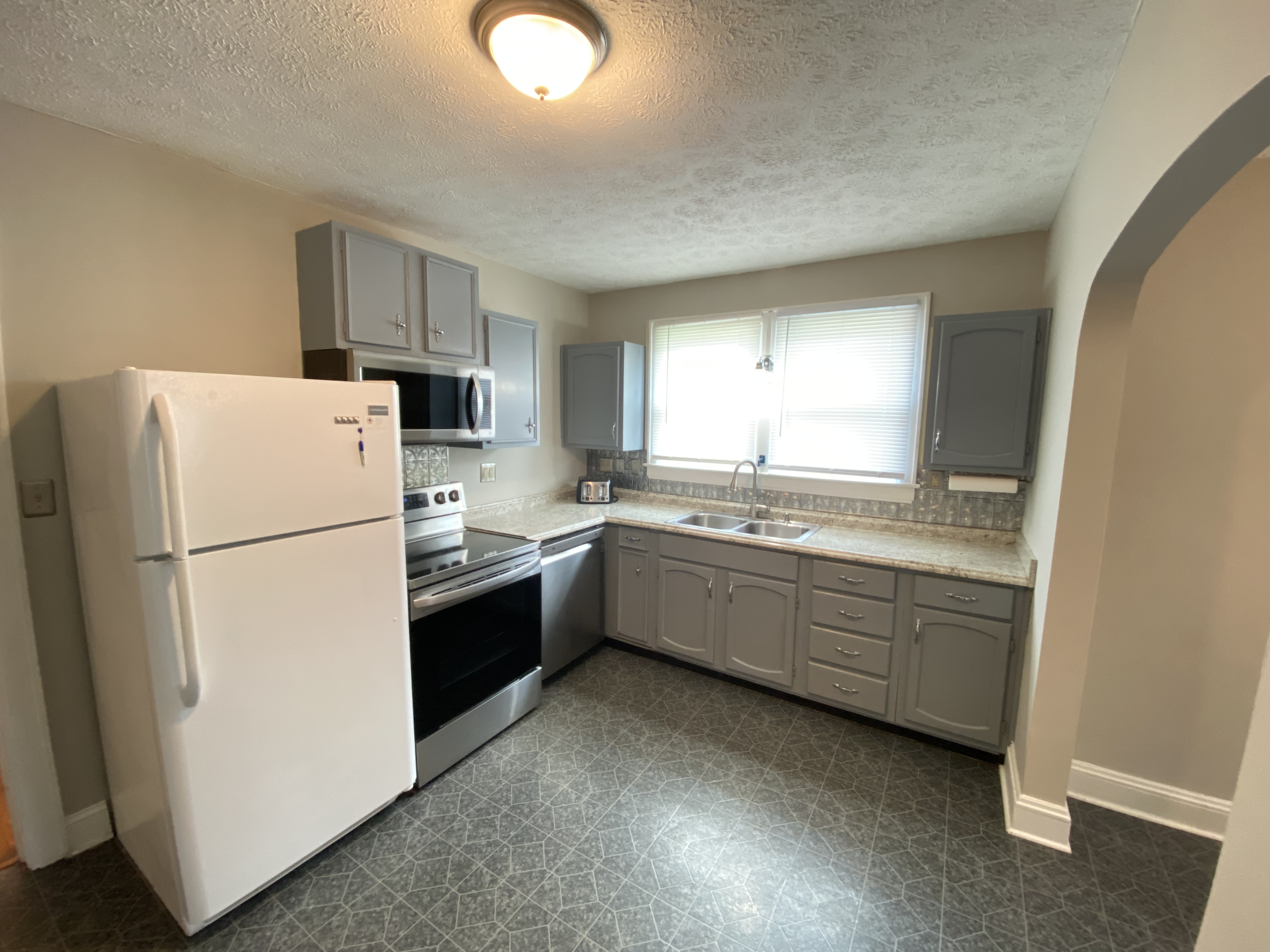 Pet friendly, Cozy 2 Bedroom Home with 2 Car Garage - Photo 1