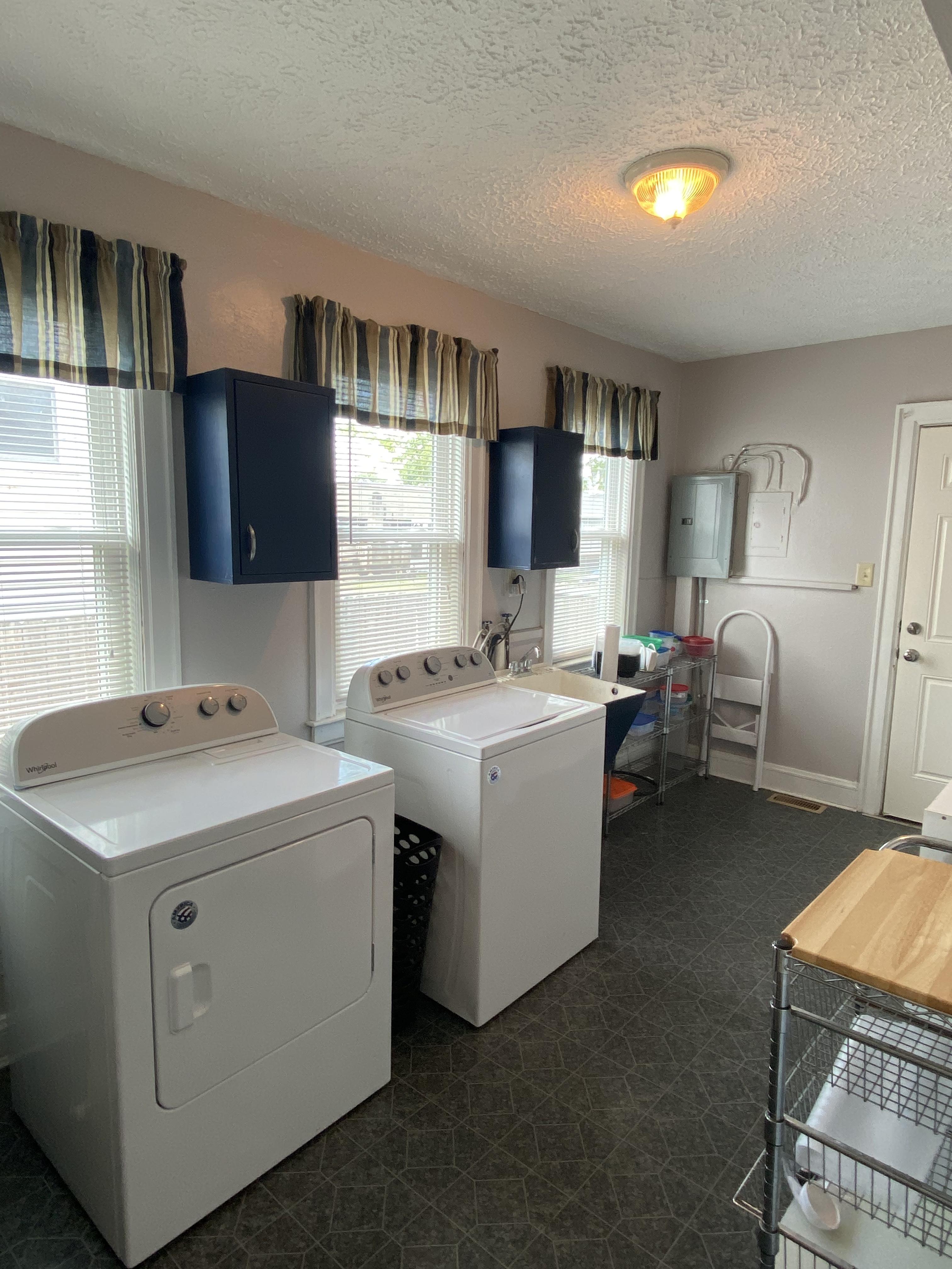 Pet friendly, Cozy 2 Bedroom Home with 2 Car Garage - Photo 6