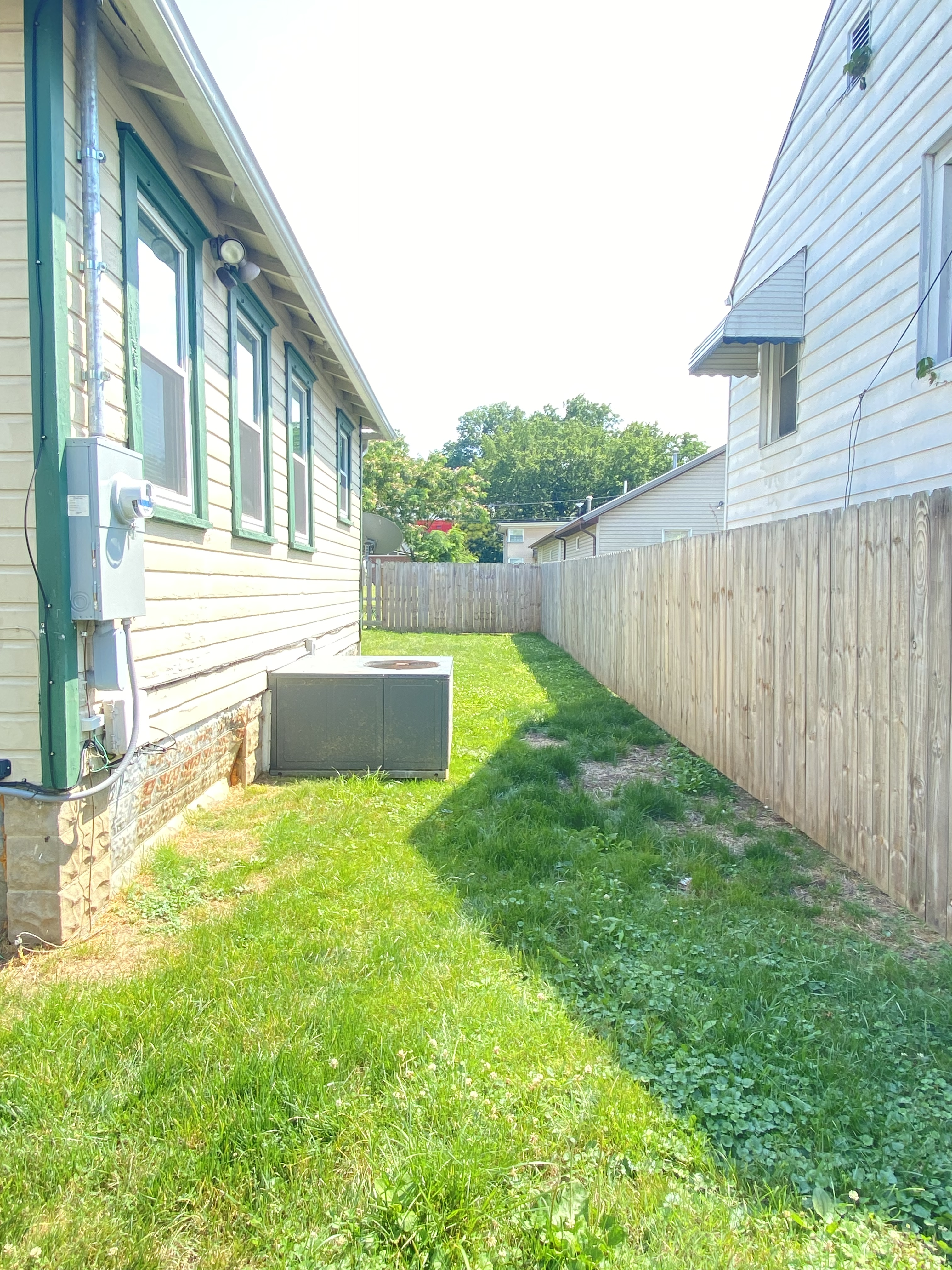 Pet friendly, Cozy 2 Bedroom Home with 2 Car Garage - Photo 10