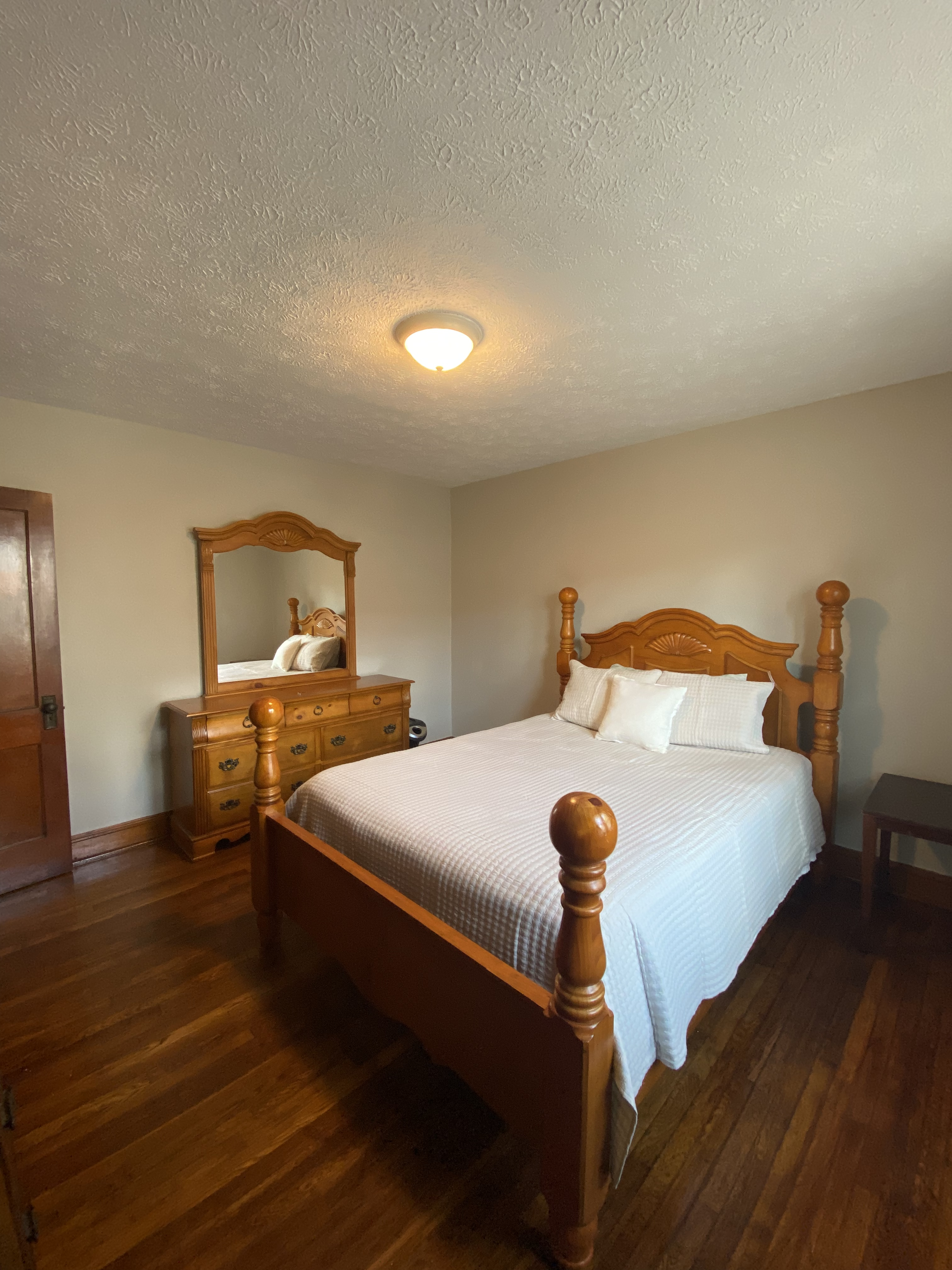 Pet friendly, Cozy 2 Bedroom Home with 2 Car Garage - Photo 4