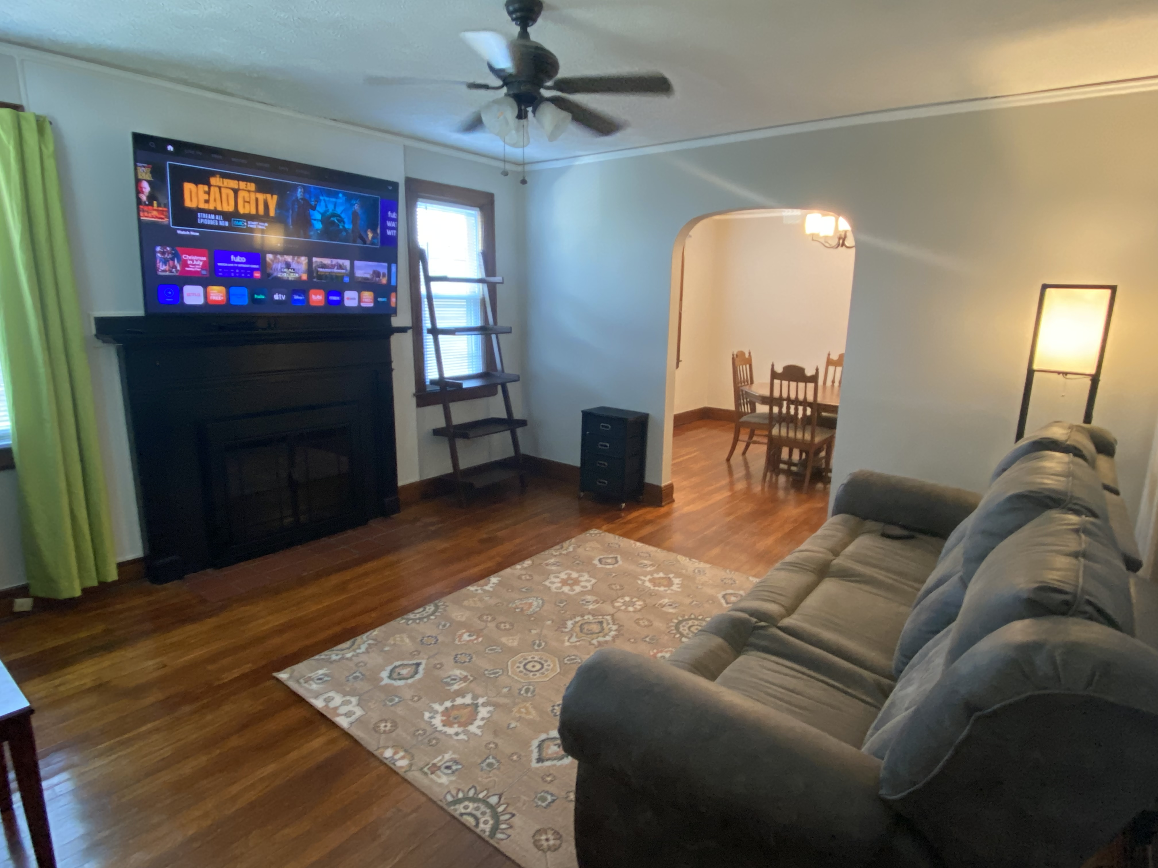 Pet friendly, Cozy 2 Bedroom Home with 2 Car Garage - Photo 2