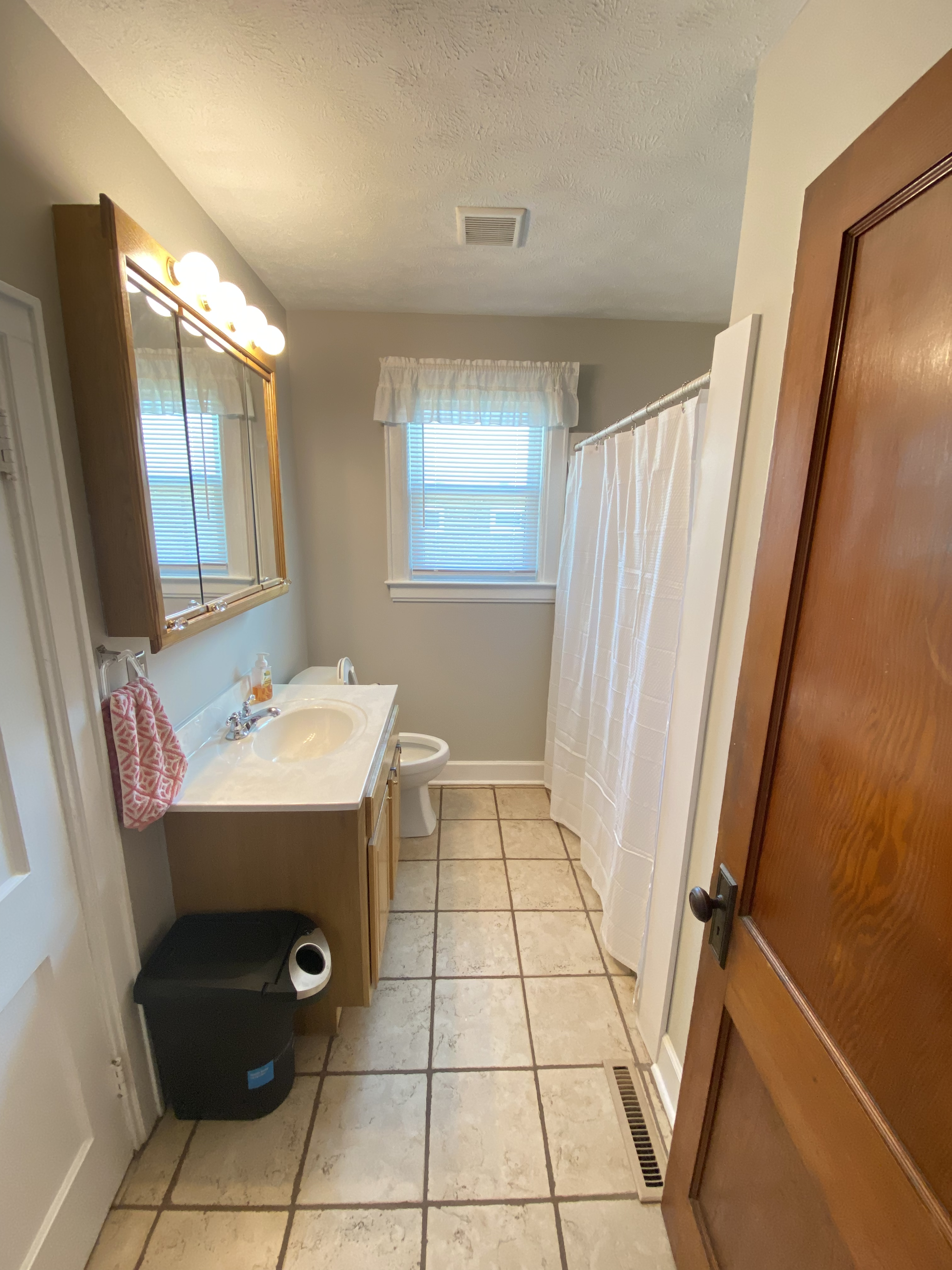 Pet friendly, Cozy 2 Bedroom Home with 2 Car Garage - Photo 9