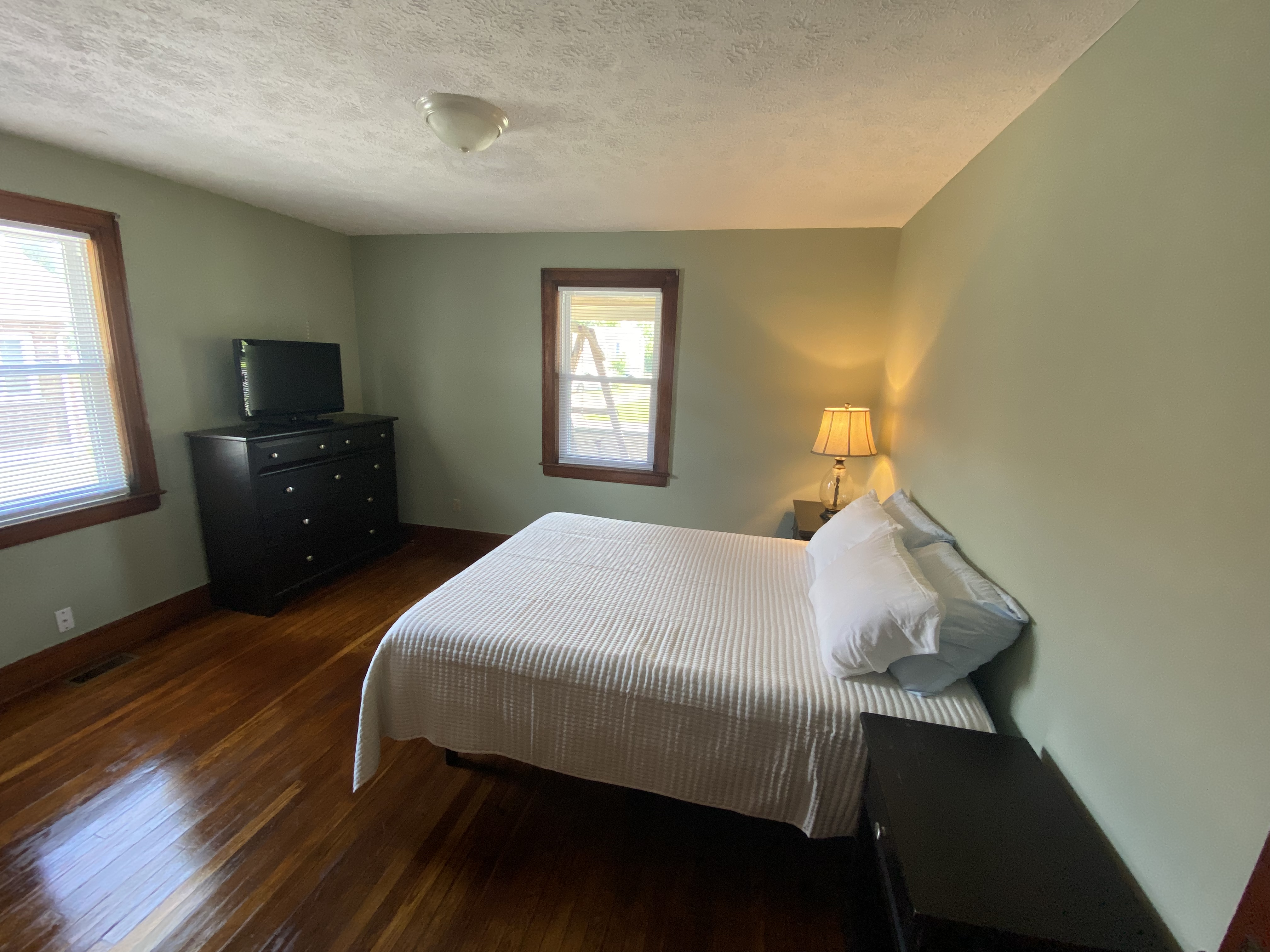 Pet friendly, Cozy 2 Bedroom Home with 2 Car Garage - Photo 5