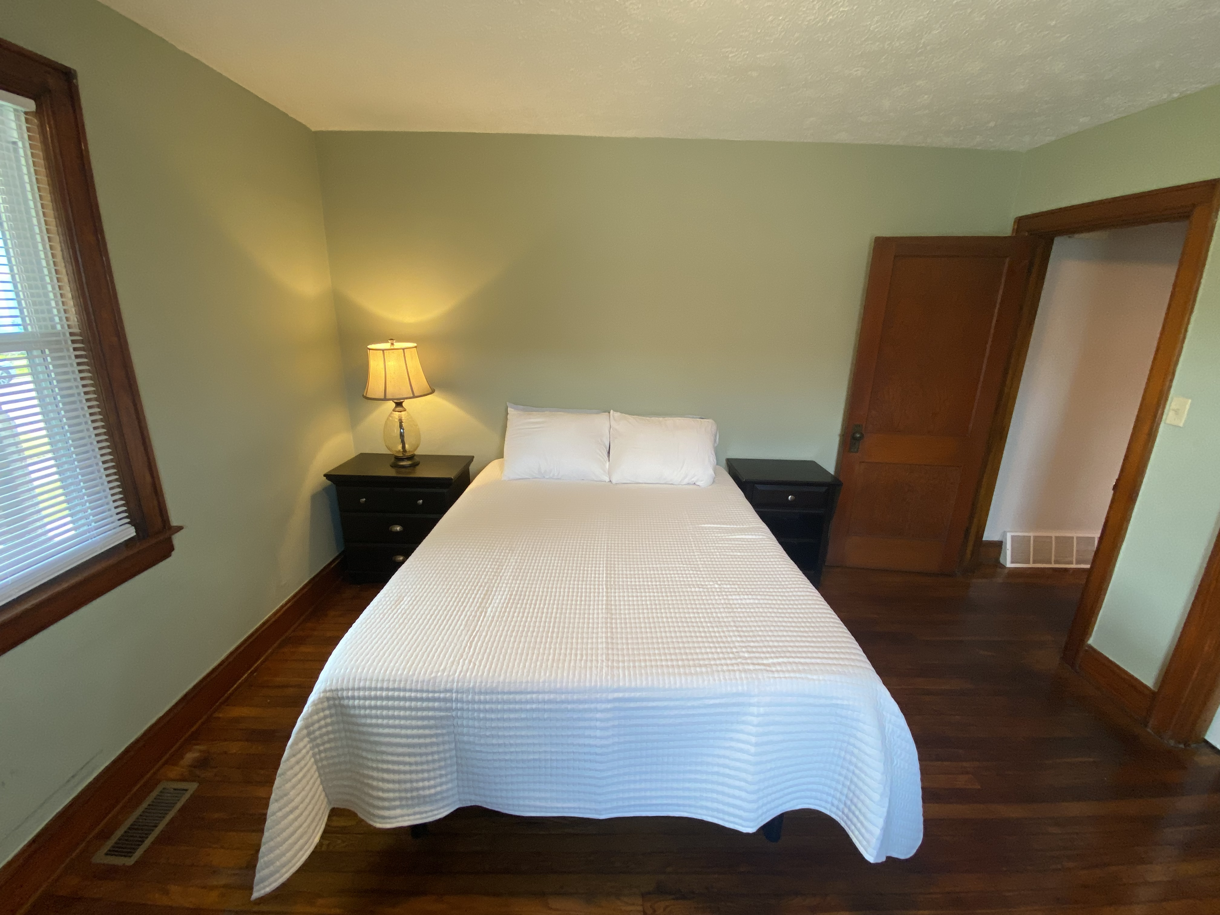 Pet friendly, Cozy 2 Bedroom Home with 2 Car Garage - Photo 3