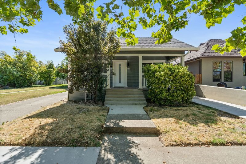 Stunning Newly Renovated Duplex Units with Fireplace and Patio in Central Sacramento - Close to Varios Medical Facilities! UNIT A