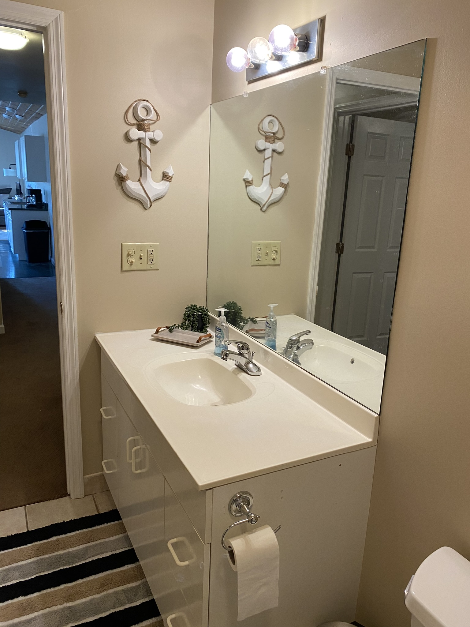 Room available in a two bedroom apartment - Photo 8