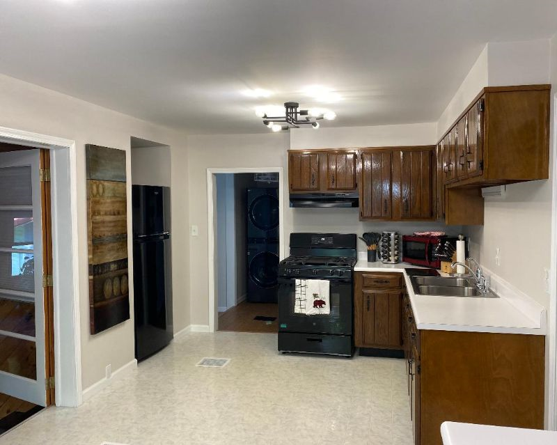 Fully Furnished 2-Bedroom Apartment in Quiet Watertown Neighborhood - Walking distance to Hospital! - Photo 5