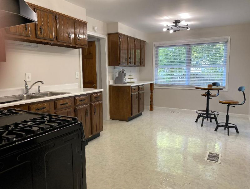 Fully Furnished 2-Bedroom Apartment in Quiet Watertown Neighborhood - Walking distance to Hospital! - Photo 6