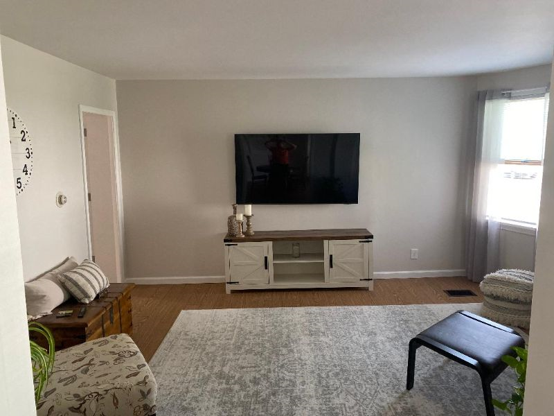 Fully Furnished 2-Bedroom Apartment in Quiet Watertown Neighborhood - Walking distance to Hospital! - Photo 2