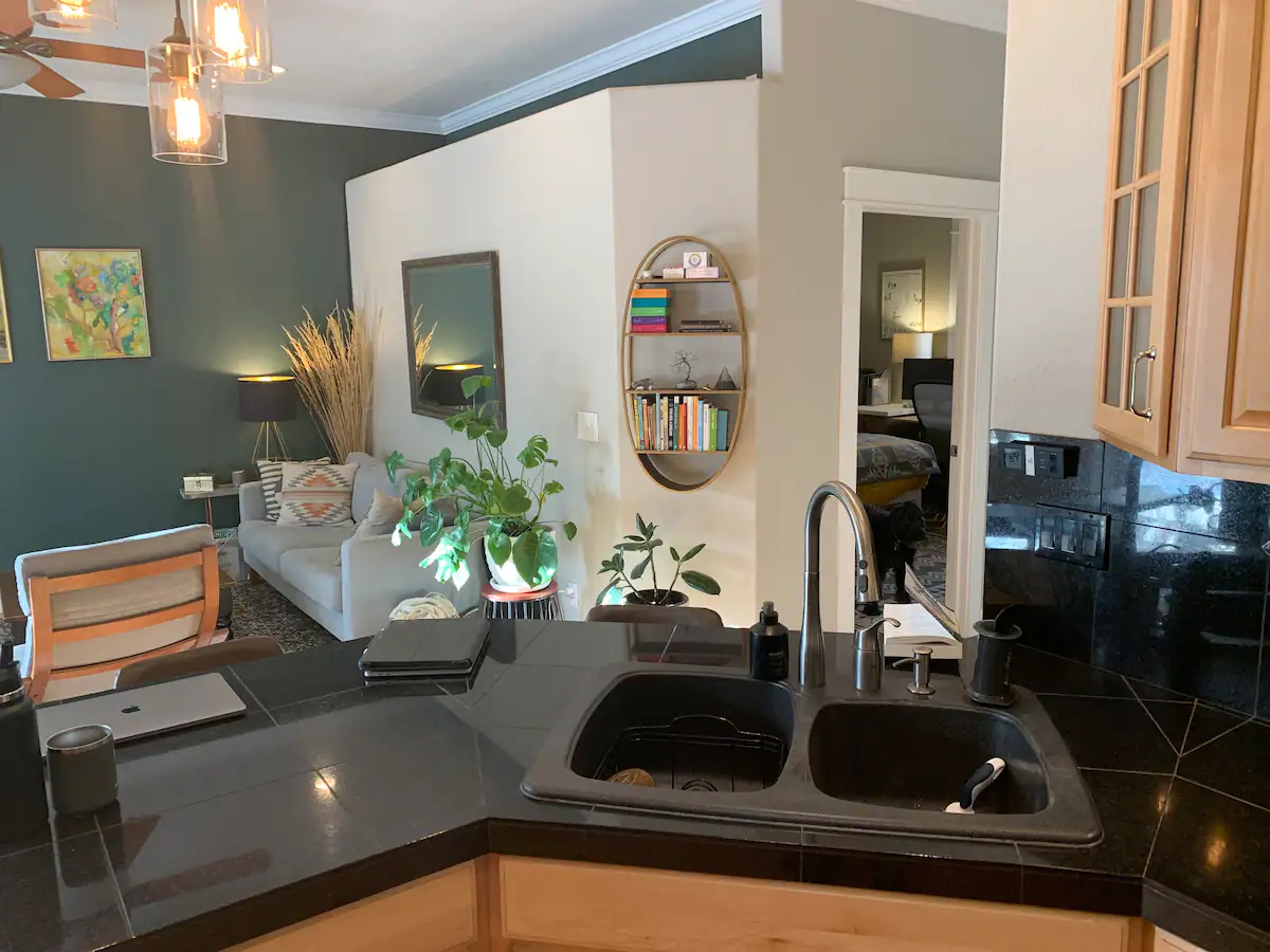 Bright/Quiet/Cozy w/ hot tub & huge fenced yard - Photo 4