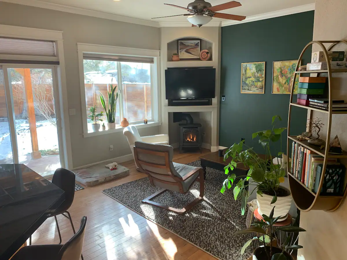 Bright/Quiet/Cozy w/ hot tub & huge fenced yard - Photo 2