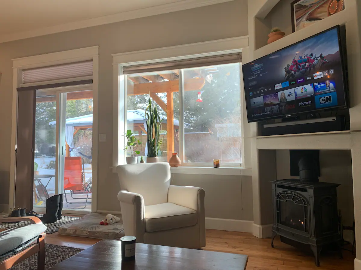 Bright/Quiet/Cozy w/ hot tub & huge fenced yard - Photo 3