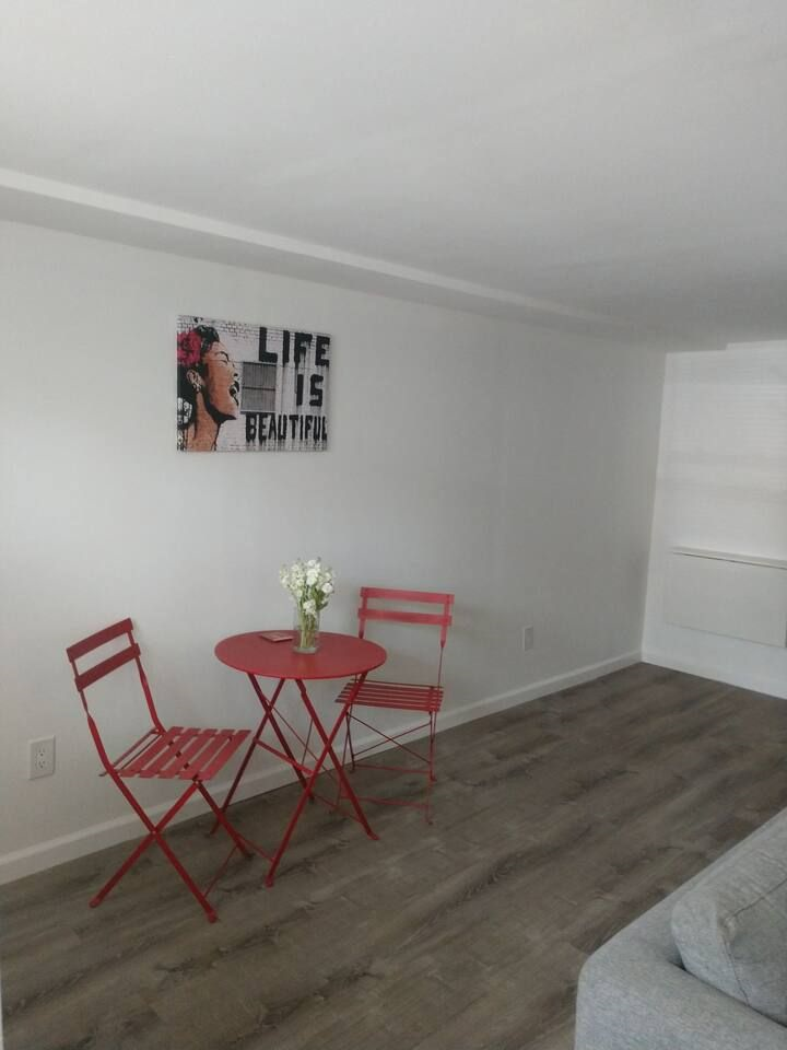 Bright Modern Queens Apartment - Photo 2