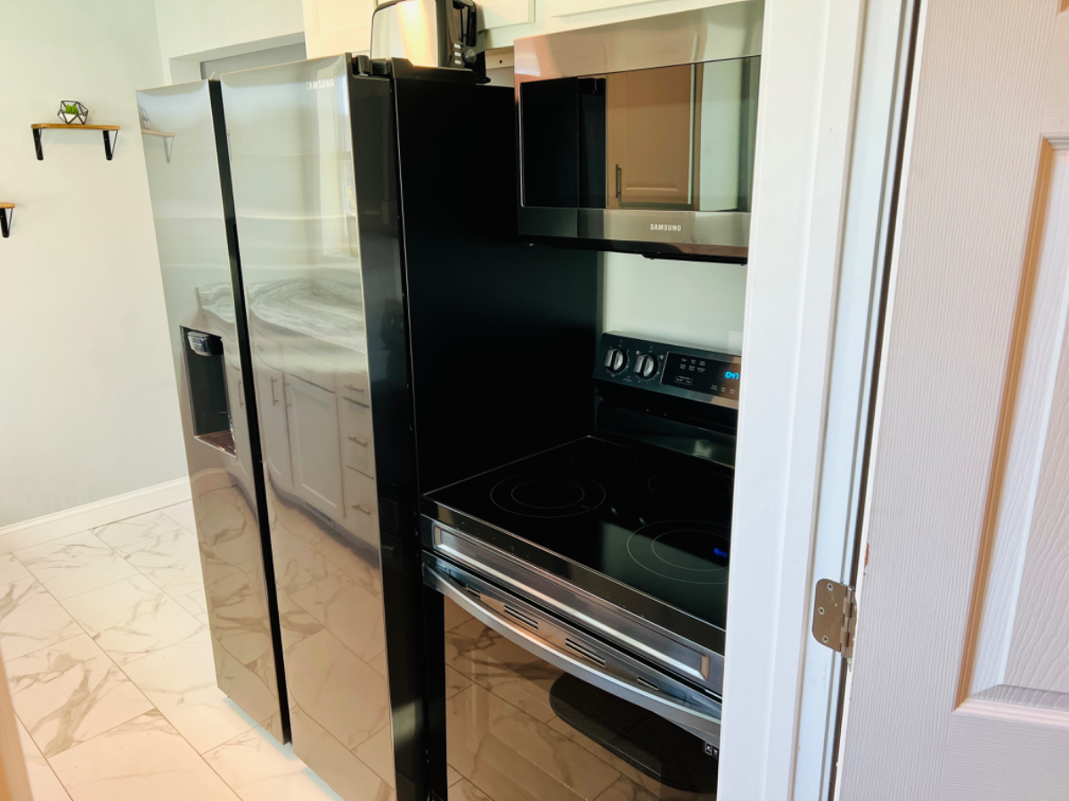 Cozy remodeled 2 Bedroom apartment in a quiet neighborhood - Photo 2