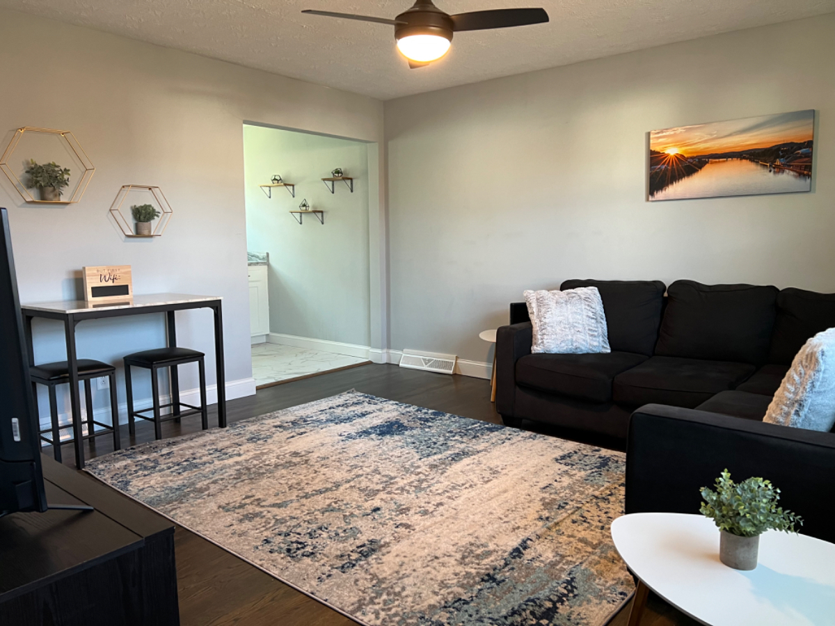 Cozy remodeled 2 Bedroom apartment in a quiet neighborhood - Photo 3