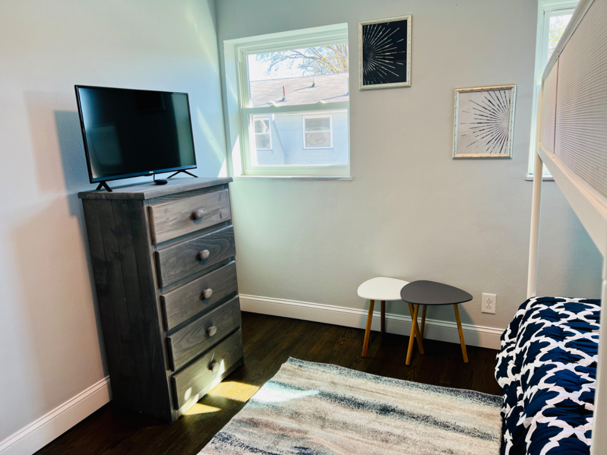 Cozy remodeled 2 Bedroom apartment in a quiet neighborhood - Photo 10