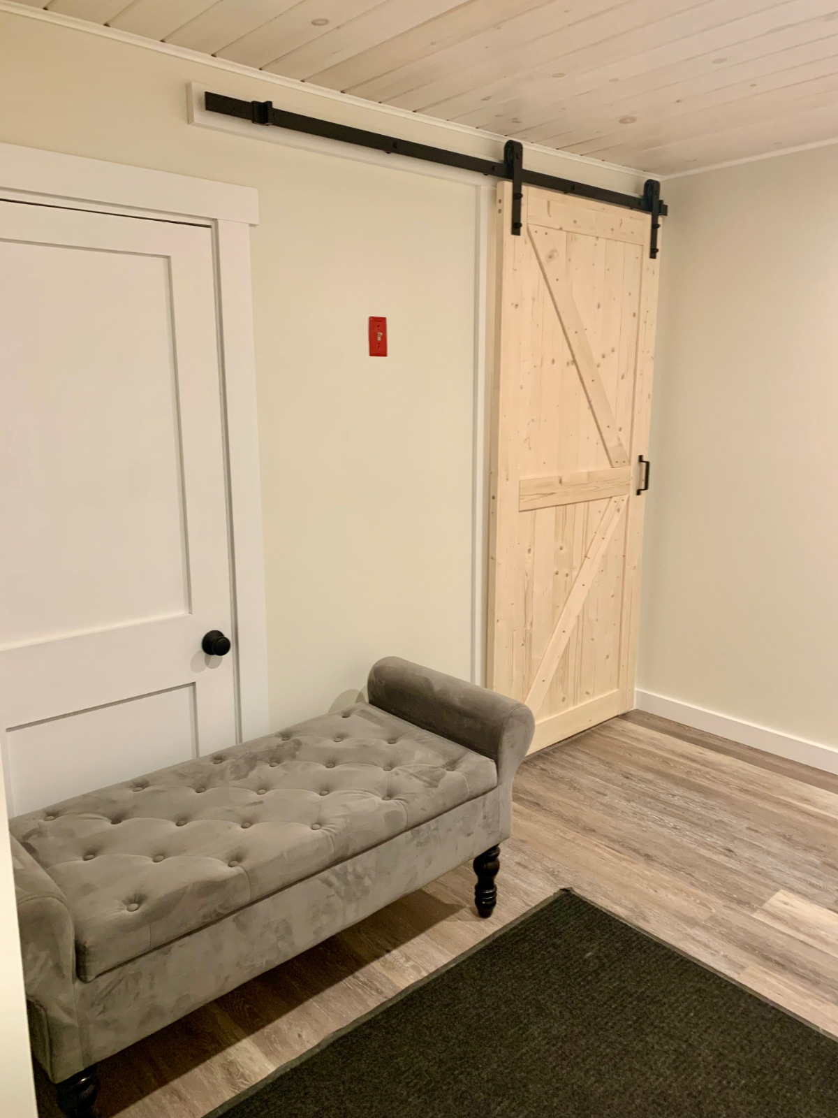 Private entry full apartment - Photo 4