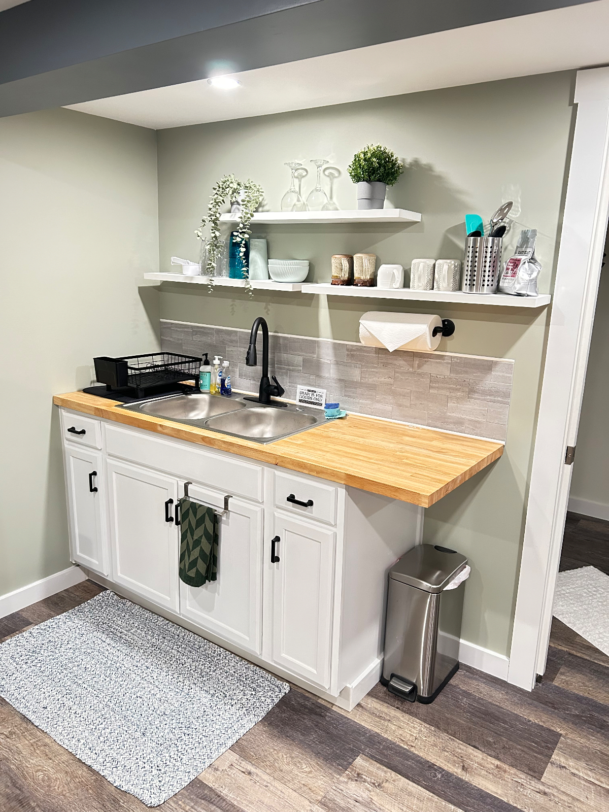 Private entry full apartment - Photo 8