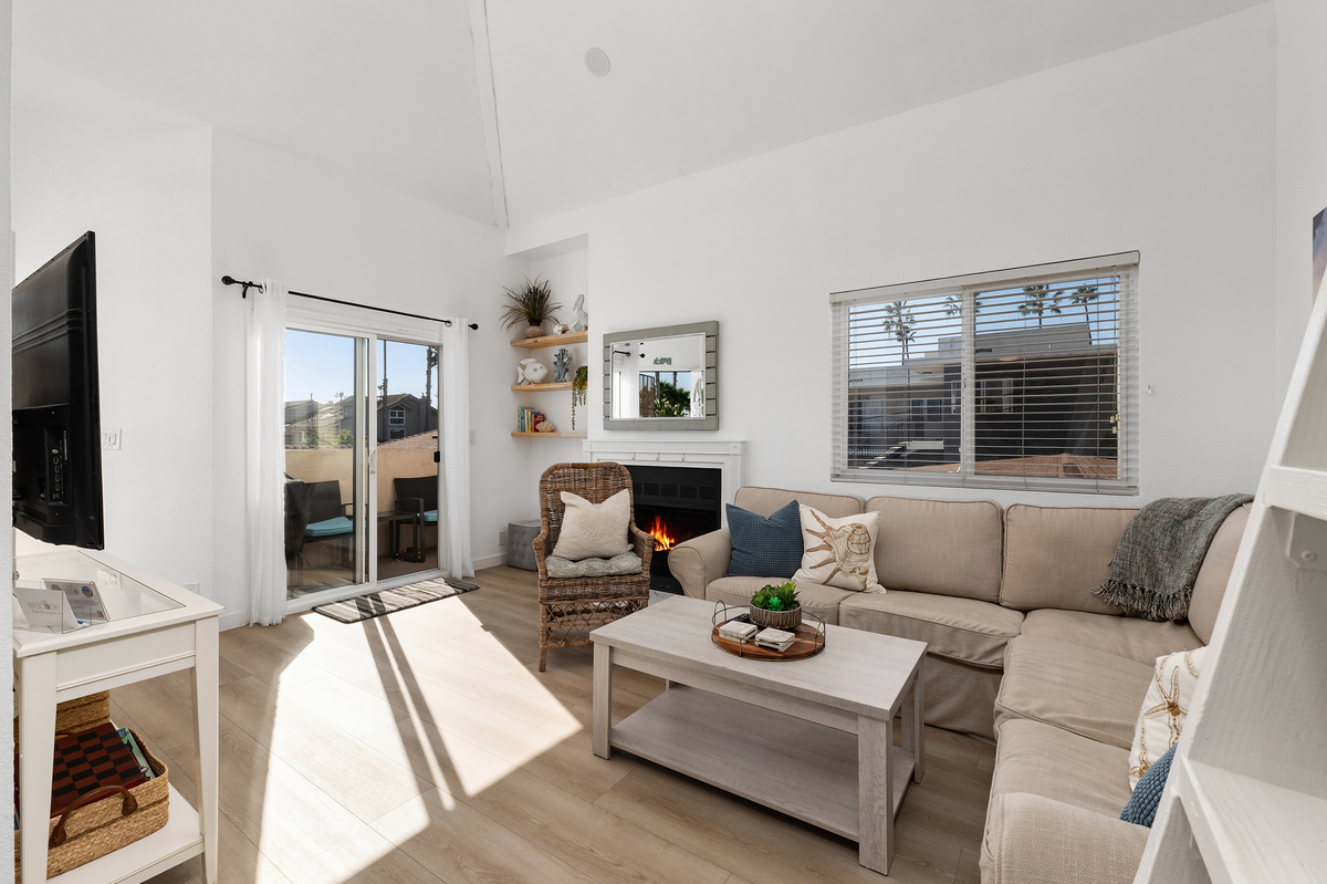 Pacific Beach Spacious 2 Bed 2 Bath PLUS Loft - Photo 2