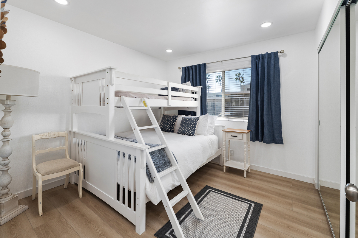 Pacific Beach Spacious 2 Bed 2 Bath PLUS Loft - Photo 5
