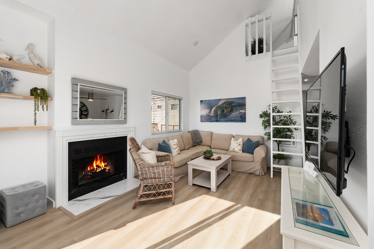 Pacific Beach Spacious 2 Bed 2 Bath PLUS Loft - Photo 1