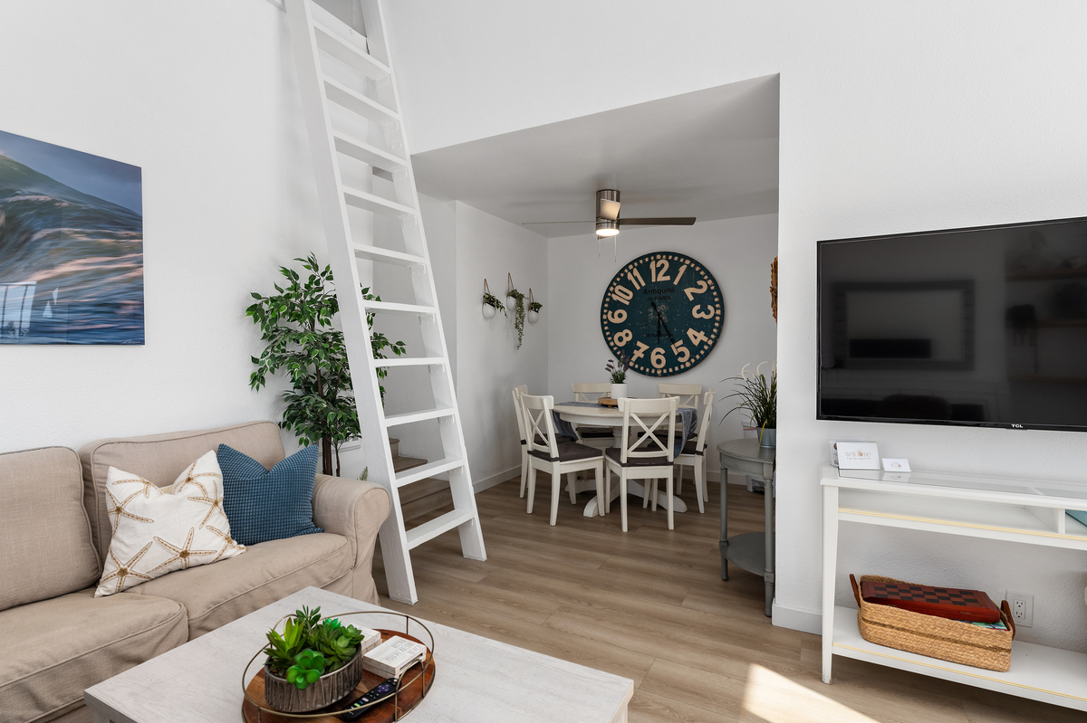 Pacific Beach Spacious 2 Bed 2 Bath PLUS Loft - Photo 3