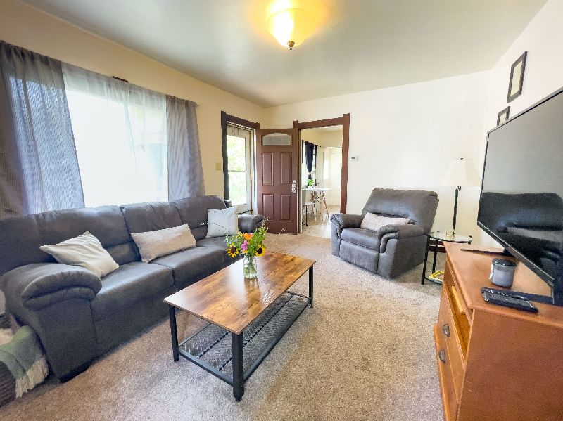 Tons of space - Cute 1920s Home! - Photo 1