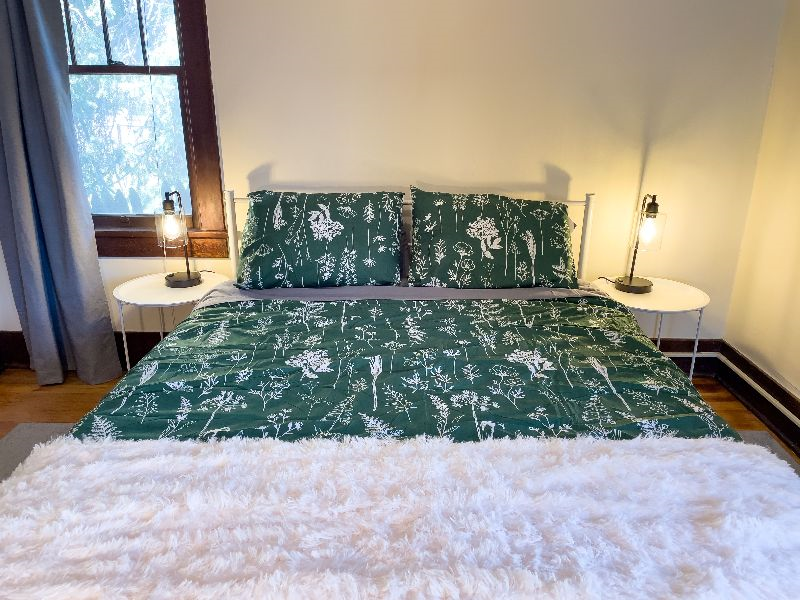 Tons of space - Cute 1920s Home! - Photo 10