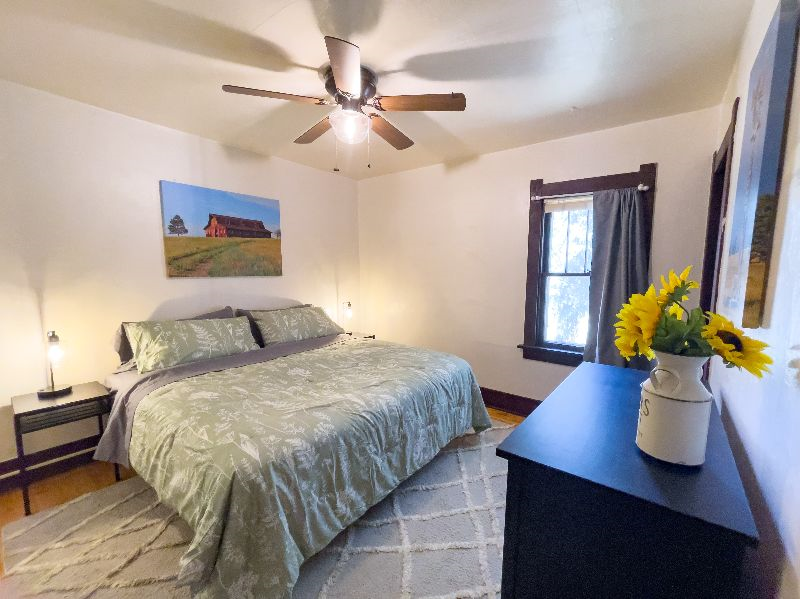 Tons of space - Cute 1920s Home! - Photo 3