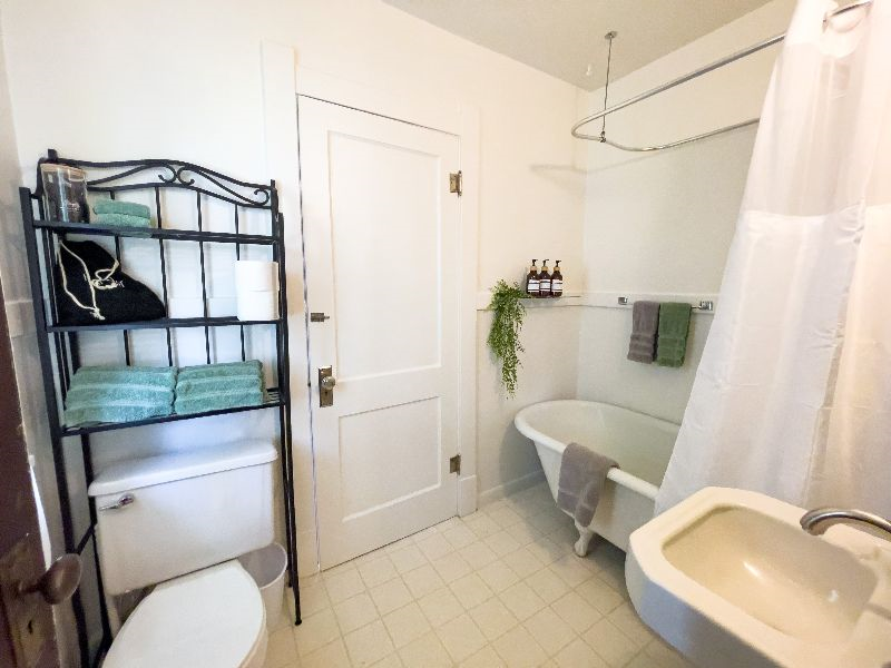Tons of space - Cute 1920s Home! - Photo 4