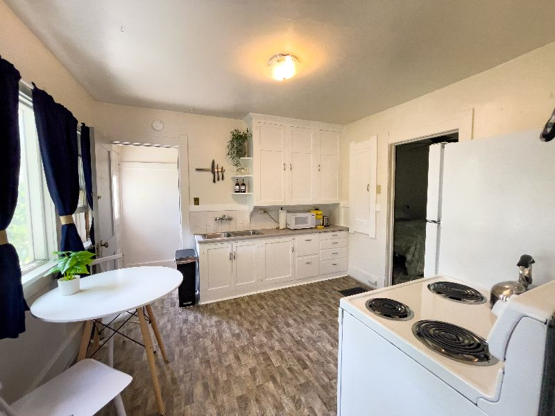 Tons of space - Cute 1920s Home! - Photo 5