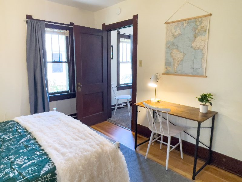Tons of space - Cute 1920s Home! - Photo 11