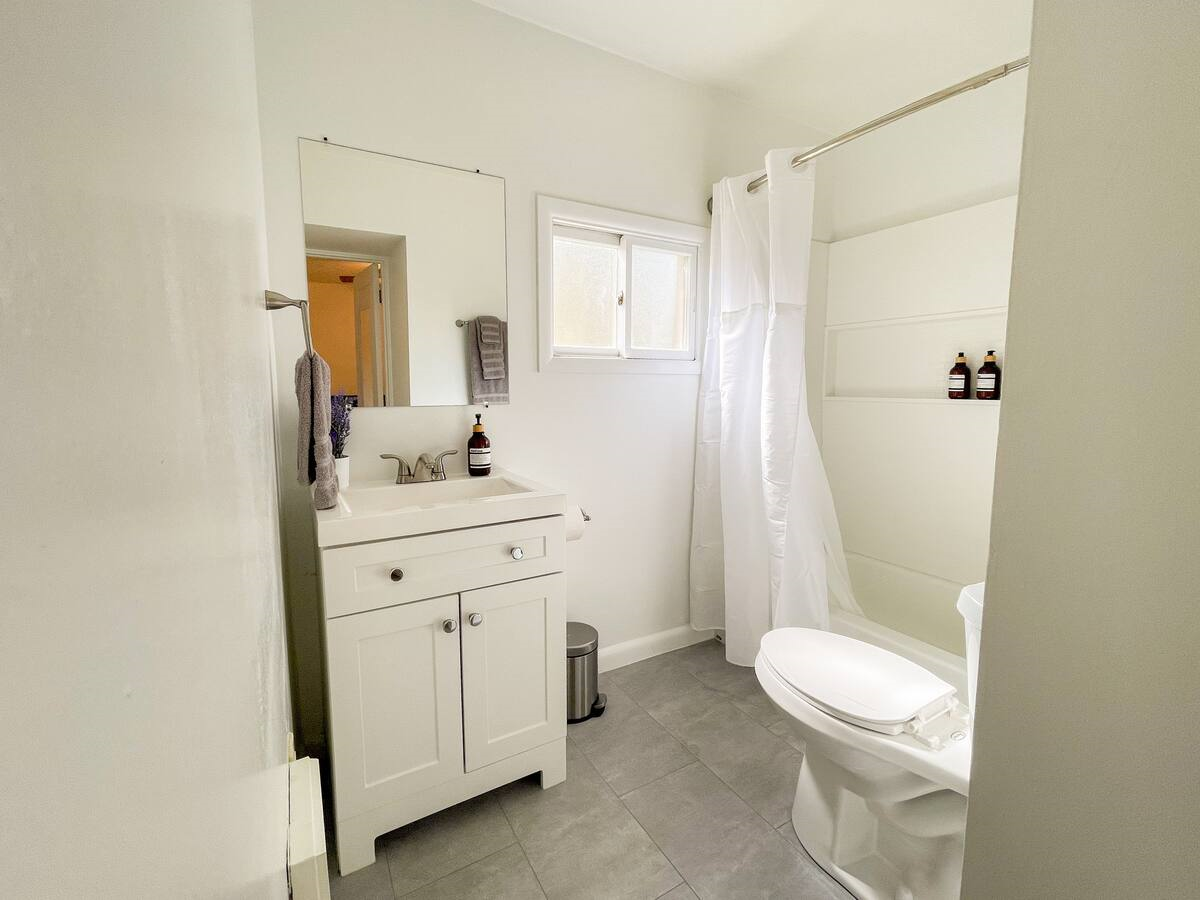 Tons of space - Cute 1920s Home! - Photo 4