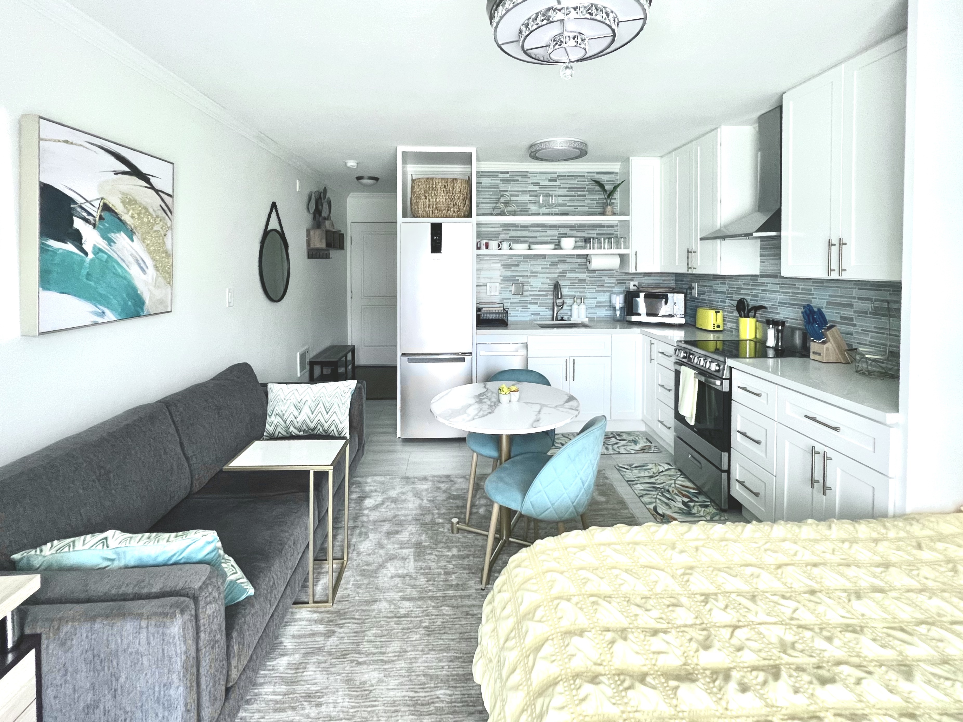 Steps from the ocean Newly remodeled, upgraded, resort like studio - Photo 1