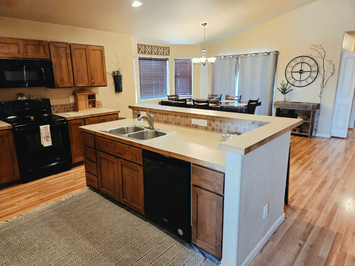 Large 4 BR Home - Great for Crew stays - Photo 3