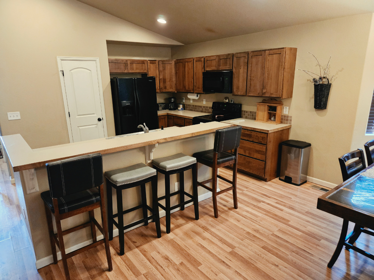 Large 4 BR Home - Great for Crew stays - Photo 2