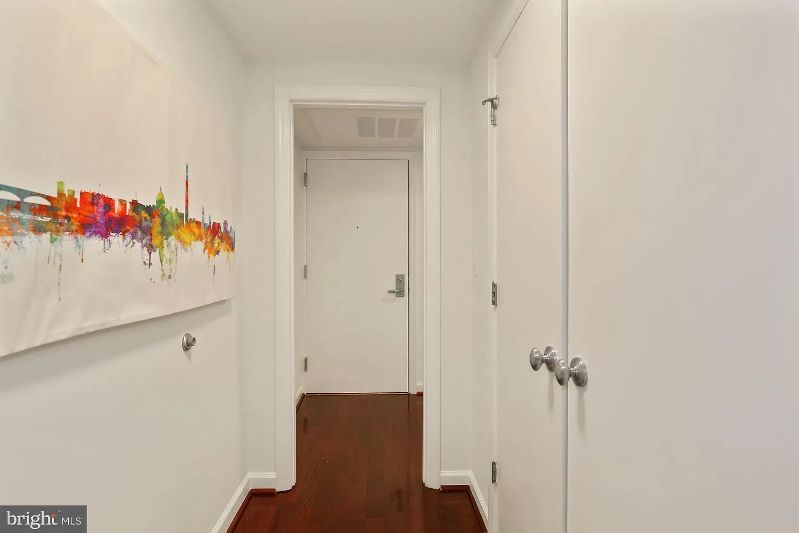 NEW - Luxury Studio - 14th St - Walk Score 94 - All Utilities & Parking Included - Photo 11