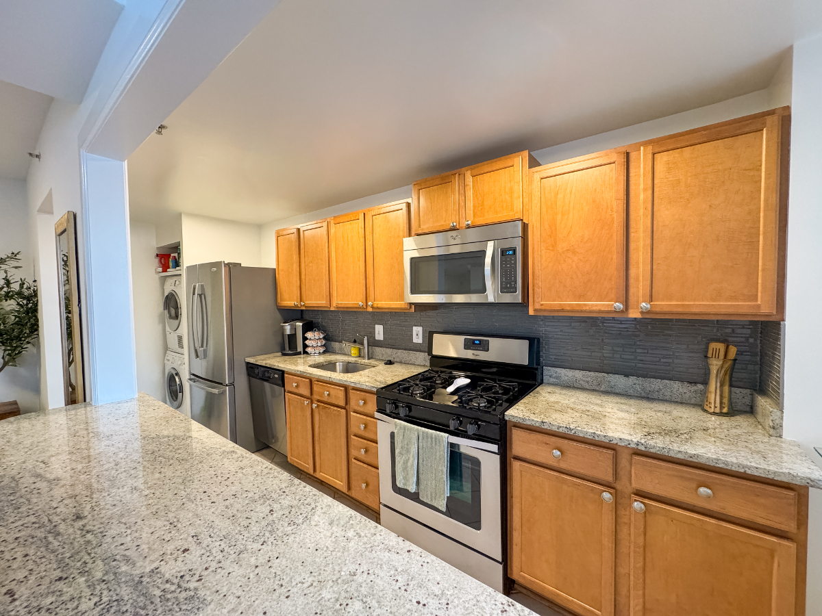 NEW - Luxury Studio - 14th St - Walk Score 94 - All Utilities & Parking Included - Photo 8