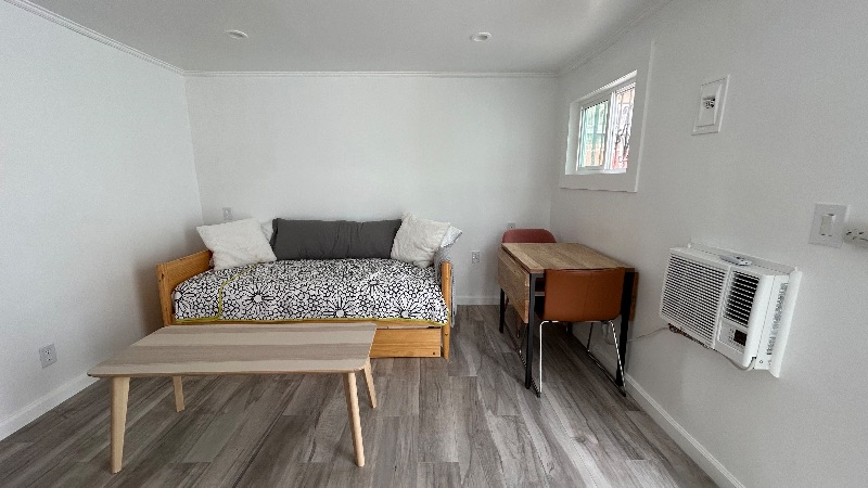 Fully Furnished Studio Close to Public Transport - Photo 2