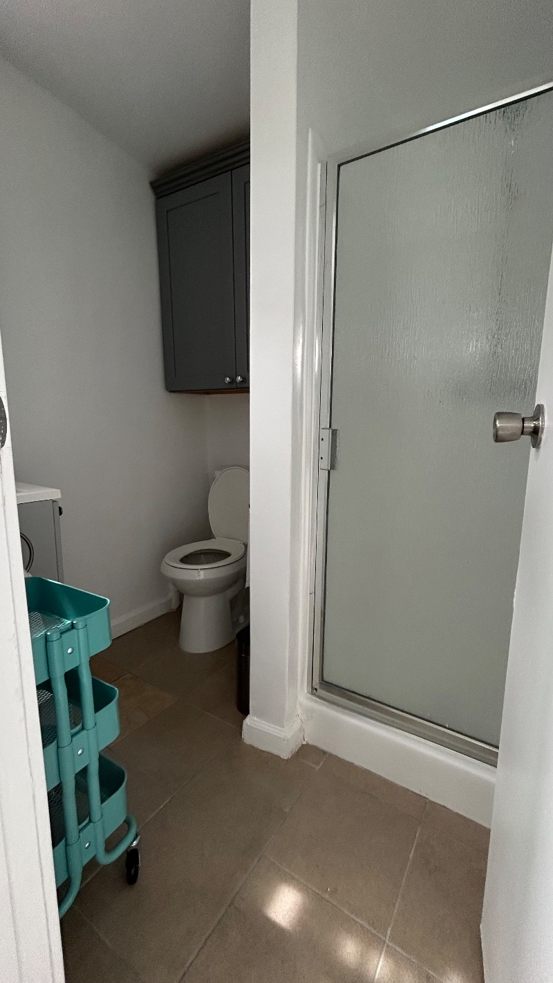 Fully Furnished Studio Close to Public Transport - Photo 5